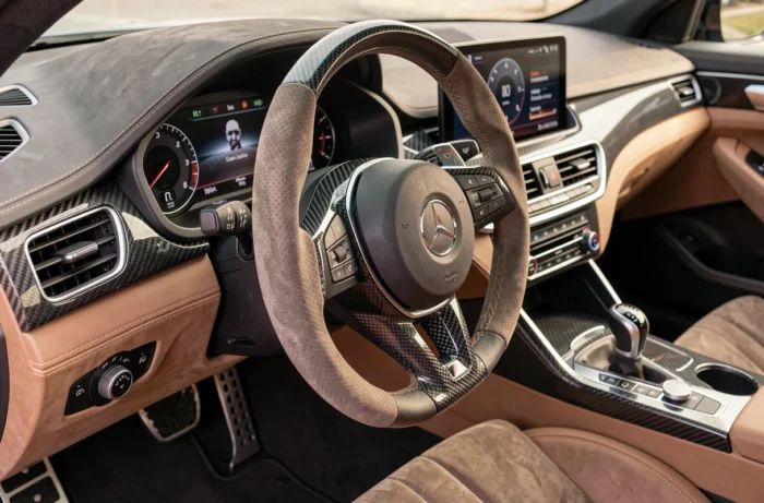 Intérieur de voiture personnalisé avec volant en fibre de carbone et tableau de bord en cuir cousu dans une berline haute performance